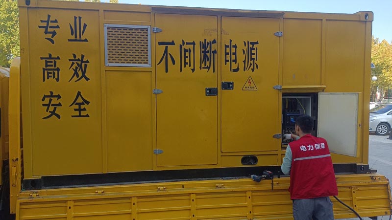 龙州柴油发电机组和UPS电源配合使用时，如何避免切换过程中的电力中断？